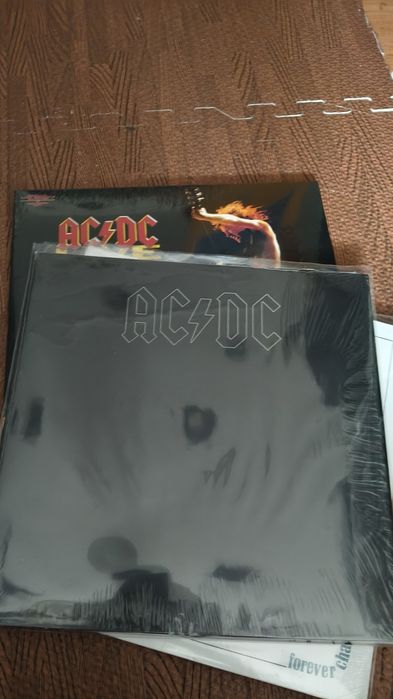 Acdc 
 Live special edition 2lps
Selado

Acdc 
Back on Black 
Novo
Love 
Forever Changes 
Selado 
50€