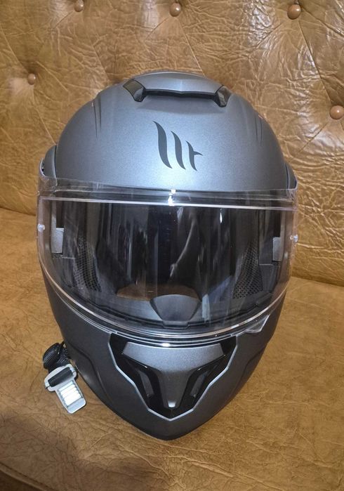 Мотошолом фірменний "MT Helmets Atom"