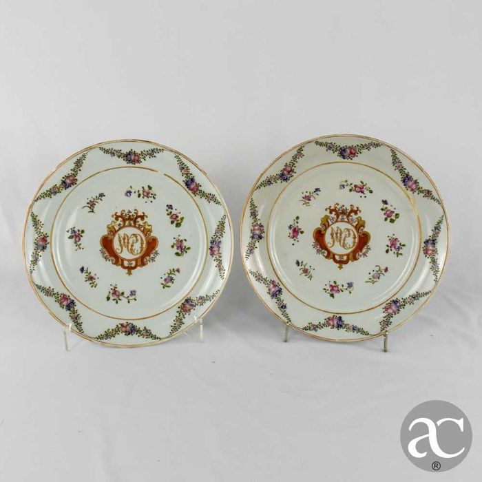 Par de pratos porcelana China, monograma, Reinado Qianlong 1736 a 1795