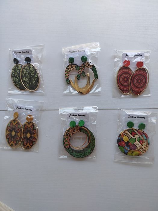 Brincos madeira e metal artesanal