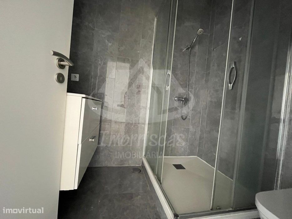 Apartamento T2 totalmente remodelado, localizado em Vialonga