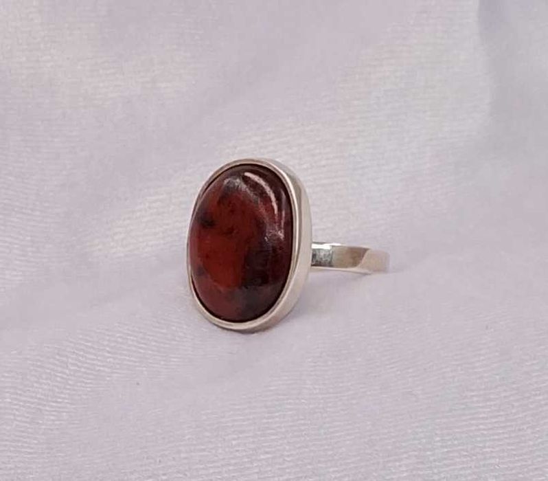 Srebrny pierścionek z bursztynem