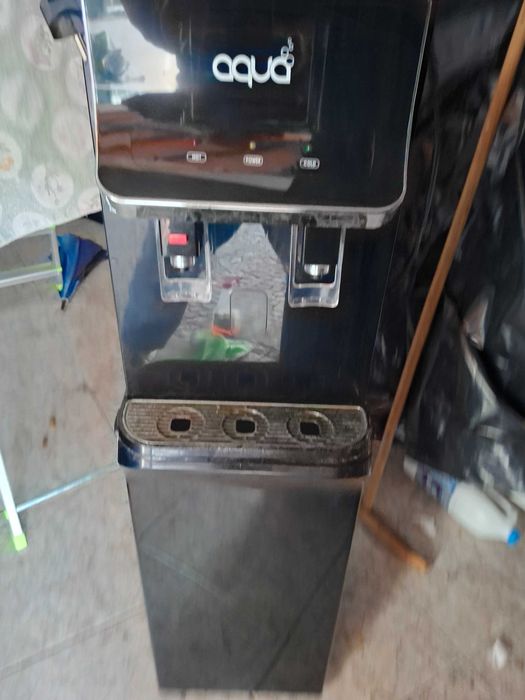 Maquina para filtrar  agua onde sai fresca e natural