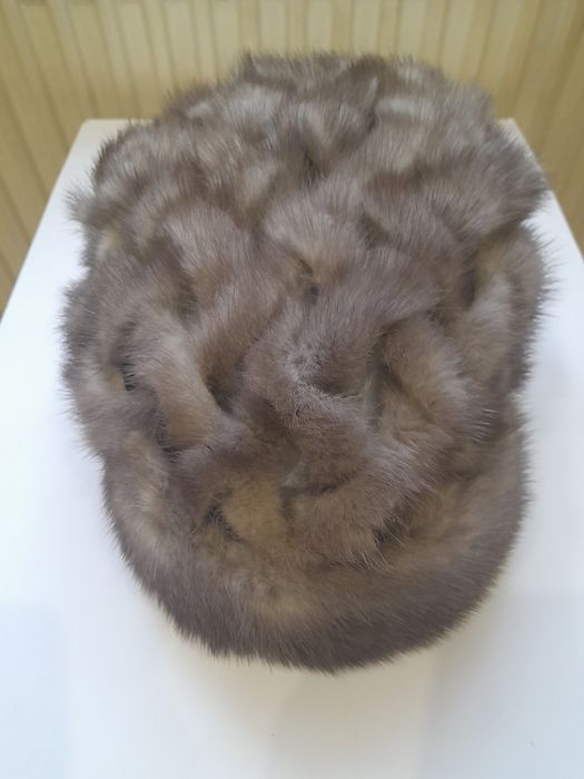 Ободок из меха норки.