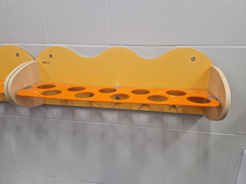 Półki na kubki, szczoteczki i pasty