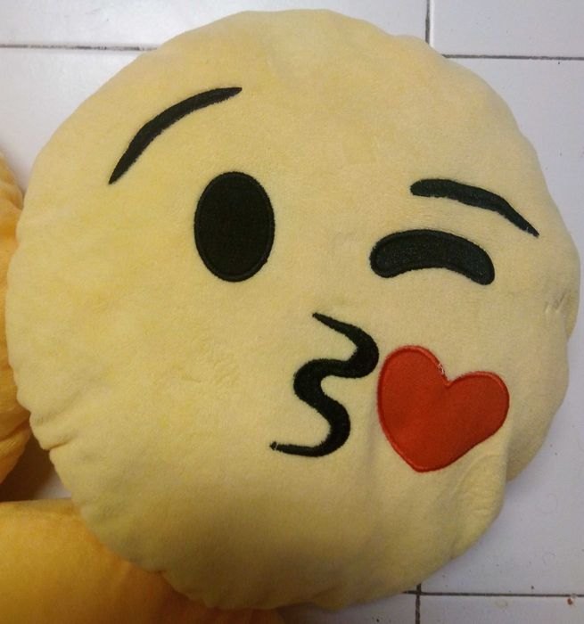 Conjunto de 3 almofadas emoji.