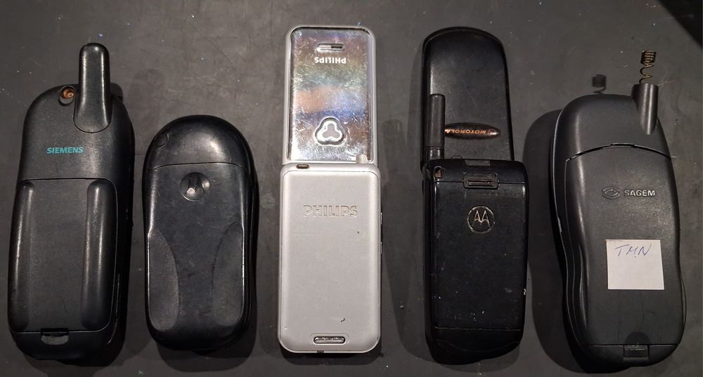 Diversos telemóveis sem carregador