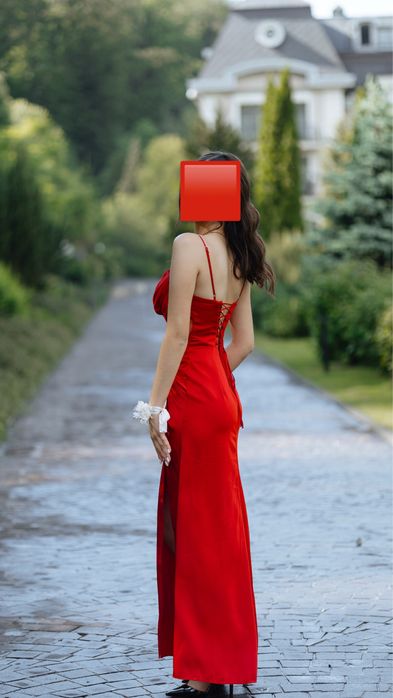 Вечірня сукня, червона з корсетом.