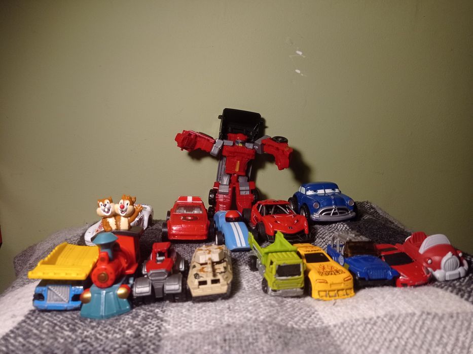 Большой набор игрушек: 12 машинок + робот Тобот (Matchbox, Disney, Remco)