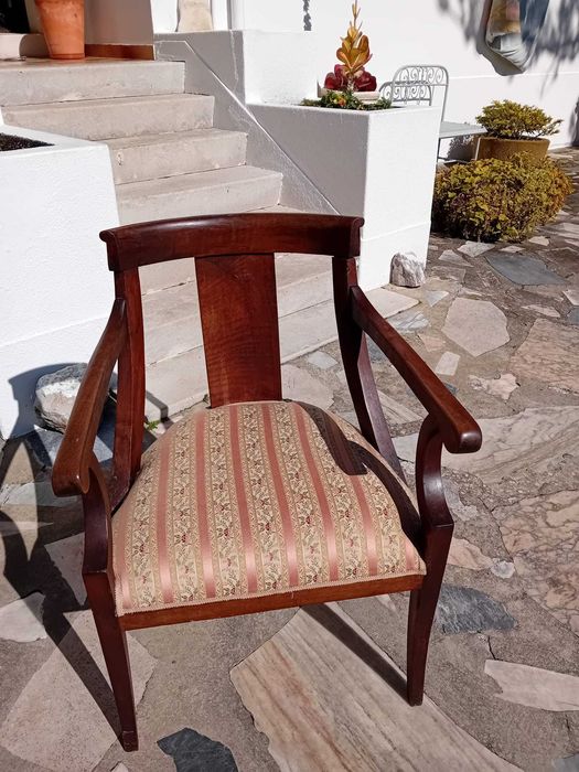 Cadeira antiga de madeira forrada