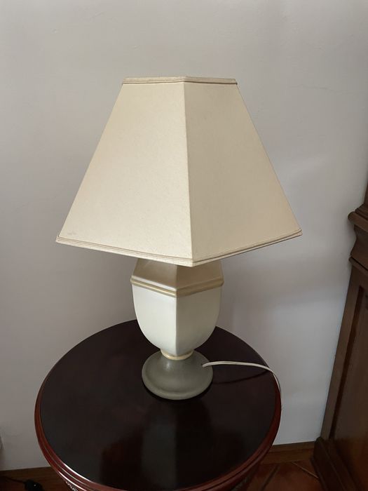 Candeeiro de mesa com abajur