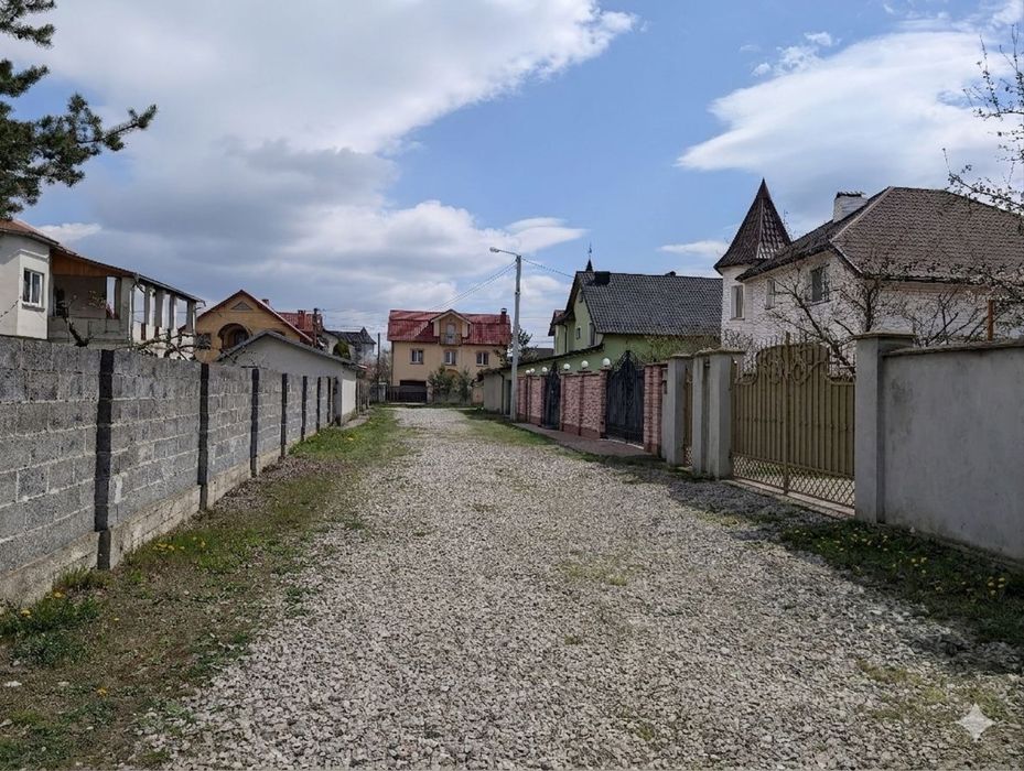 Продаж земельної ділянки під будівництво поруч ТЦ Велмарт