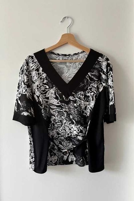 Czarna biała bluzka damska z krótkim rękawem dekolt V 4XL 48