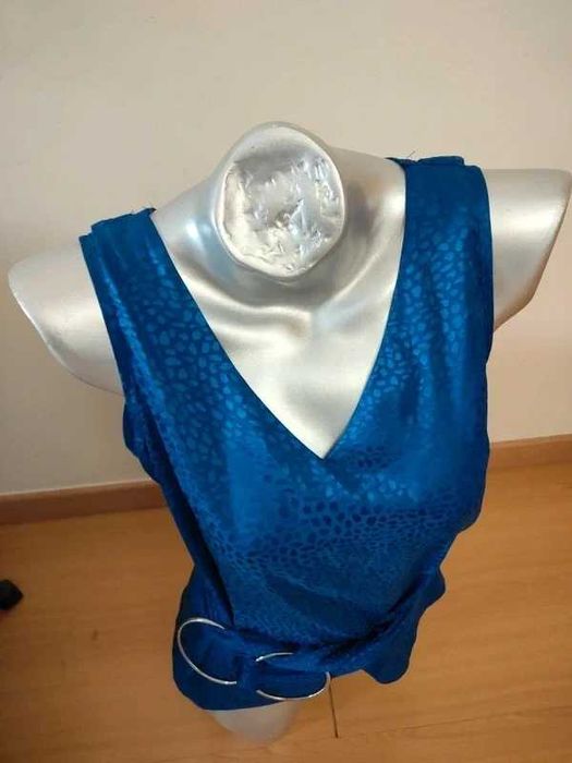 Blusa da SHEIN, S (36), é uma peça casual e elegante que se destaca pela sua textura e brilho