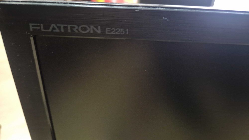 Monitores finos LG e Samsung