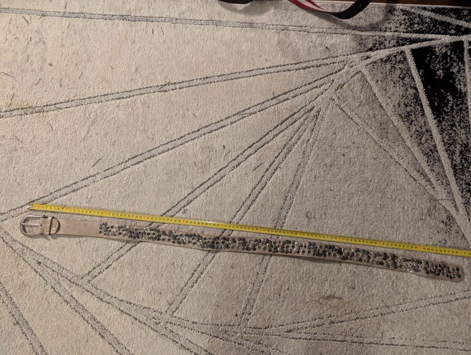 Pasek beżowy z ćwiekami 110 cm