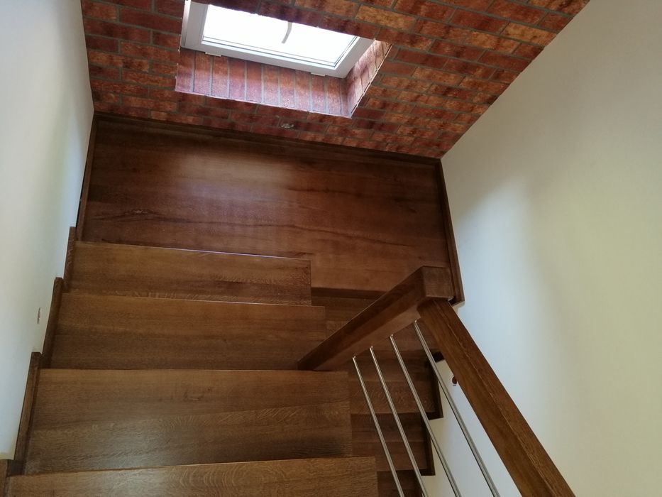 Schody drewniane policzkowe i na beton remont balustrada stal