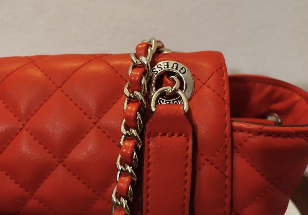 Mochila Guess vermelha