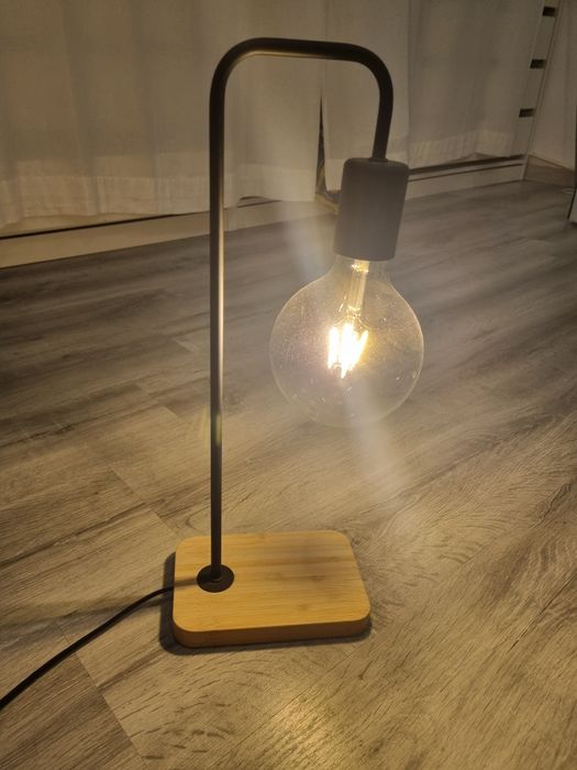 Candeeiro IKEA TVÄRHAND (com lâmpada)
Candeeiro de mesa, preto/bambu
9