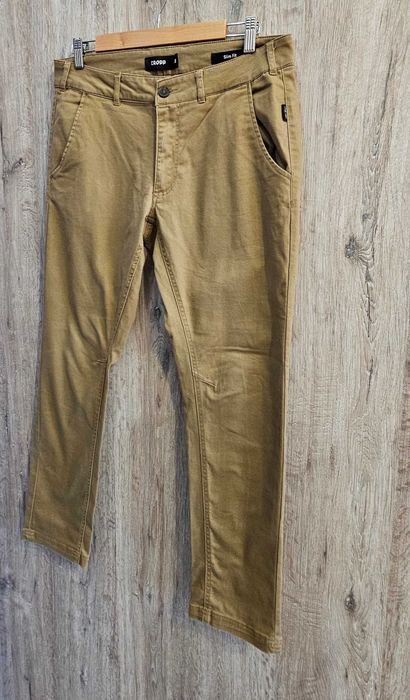 Sprzedam męskie spodnie CROPP Slim Fit w rozmiarze 30.