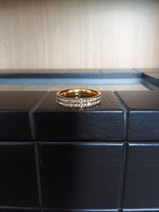 Obrączka z cyrkoniami złota stal nierdzewna r. 8 1,9mm średnicy piękna