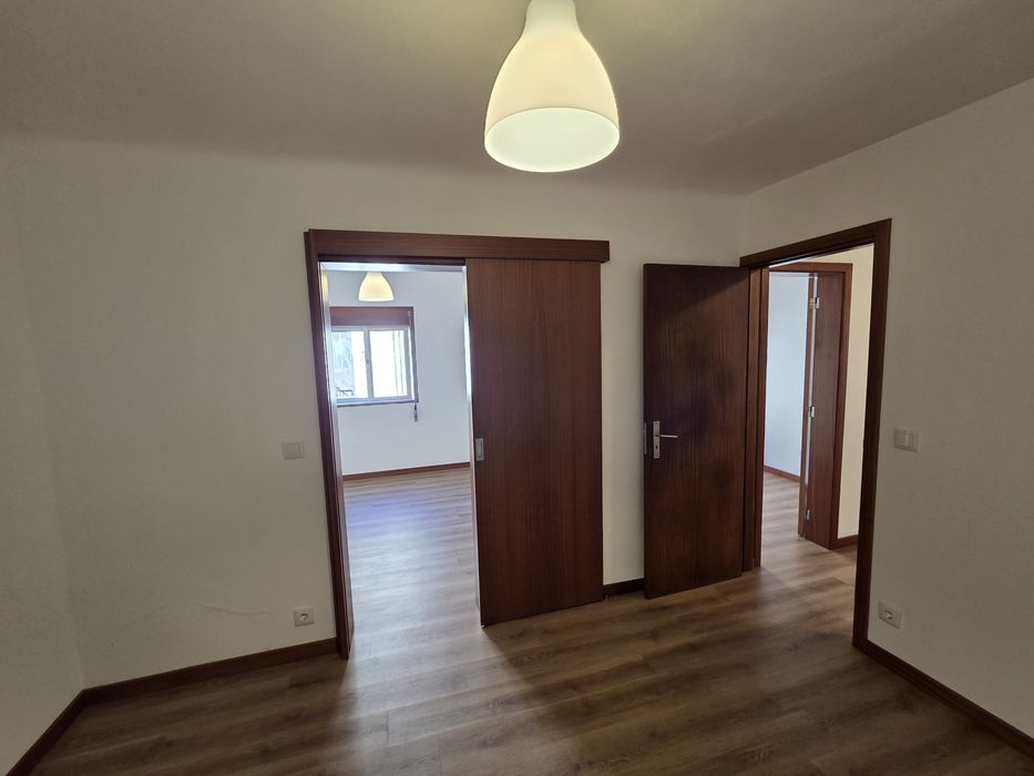 Alugo  T2+1 com 300m2 de jardim