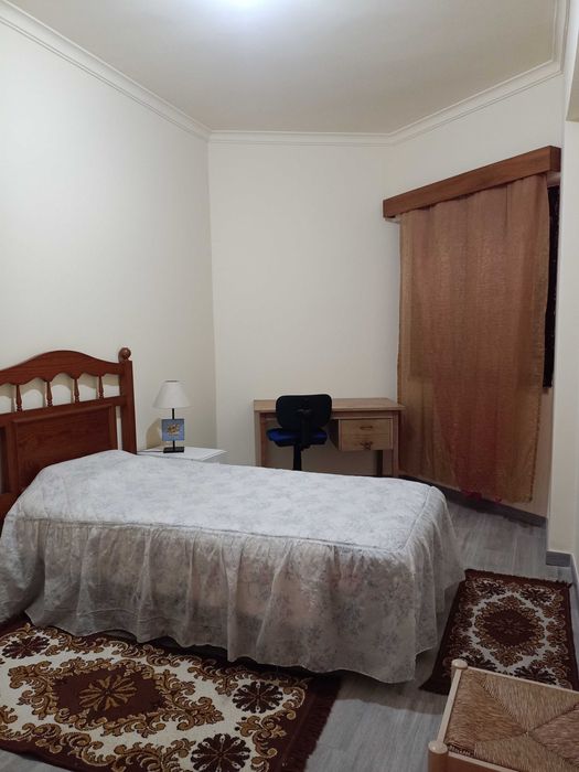 Quarto espaçoso, mobilado e bem localizado.