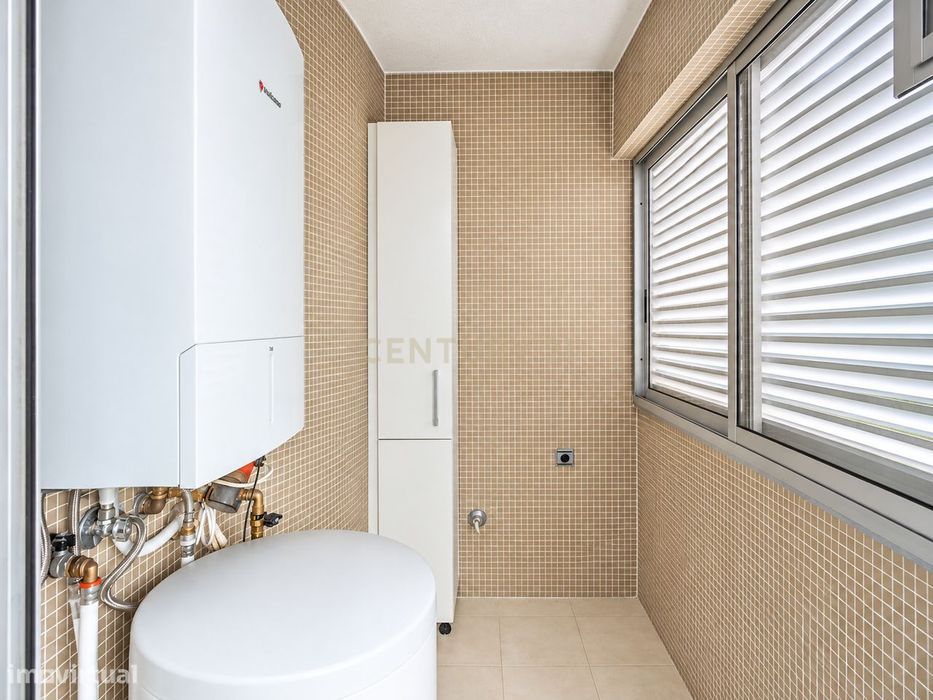 T5+1 Duplex em Linda-a-Velha com 291 m² úteis, 5 estacionamentos e vis
