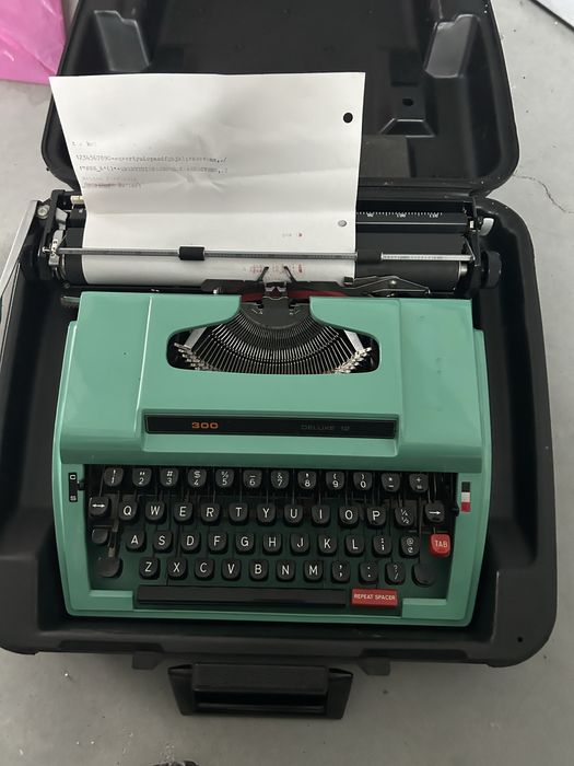 Maquina de escrever antiga com mala