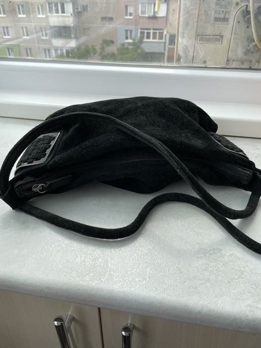 Замшевая сумка середнього розміру з металевими накладками