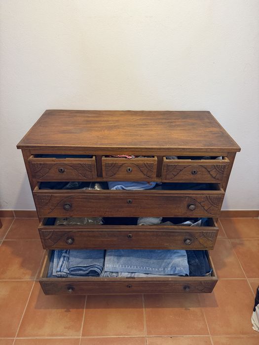 Cómoda antiga em madeira maciça com 6 gavetas