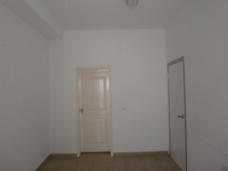 Casa no Magoito. Para serviços.