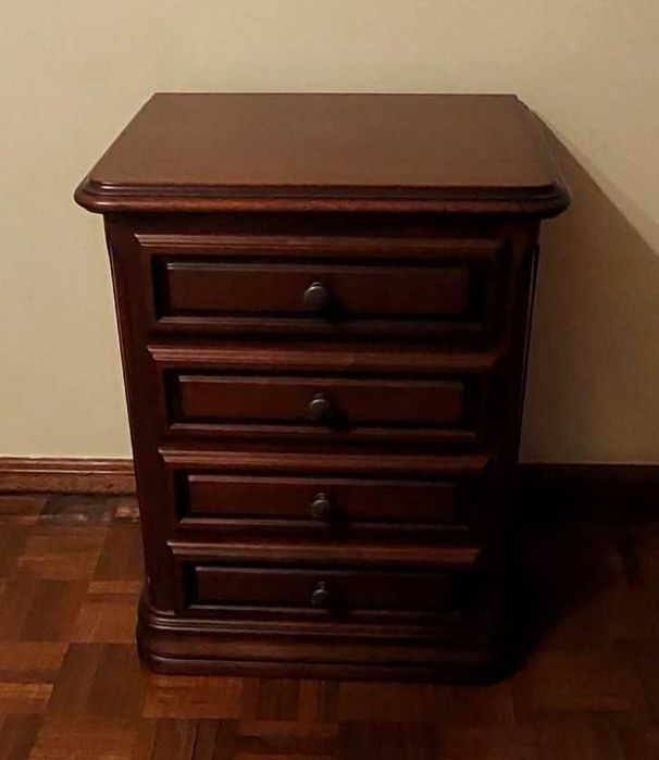 mesa cabeceira com gavetas