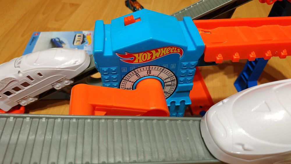 Хот Вилс Трек Hot Wheels Гонки на железной дороге моторизированный