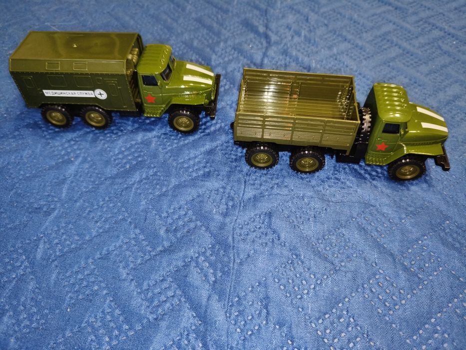 Dwa Modele ciężarowych samochodów wojskowych Ural4320