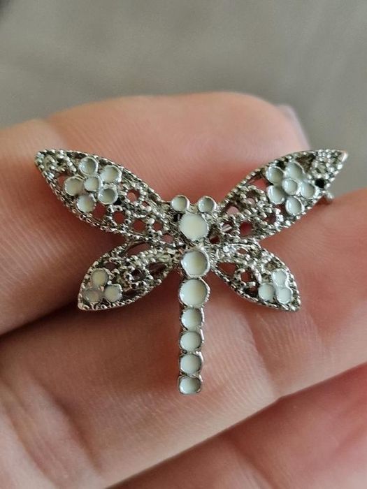 Гарна ніжна брошка у вигляді стрекози
