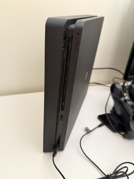 Playstation 4 com 408 GB, comando e carregador