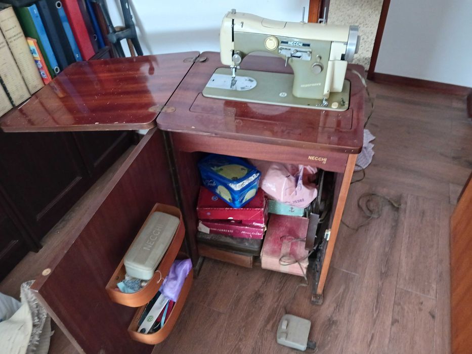 Máquina de costura com móvel