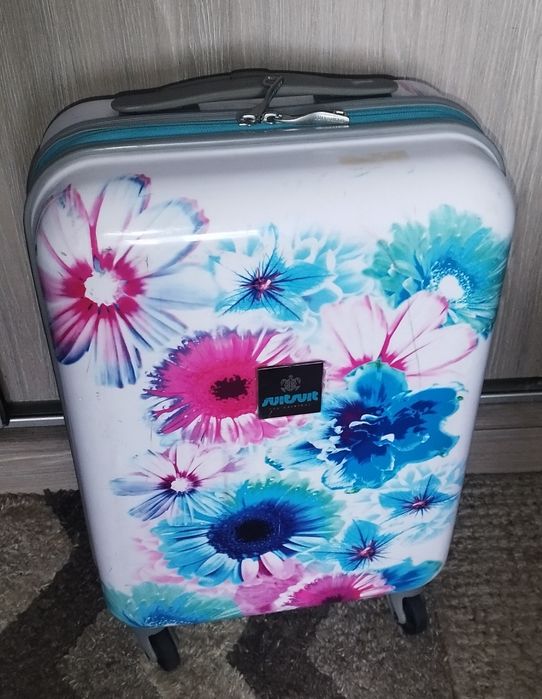 Sprzedam w dobrym stanie małą walizkę firmy SuitSuit wym.54#34#20