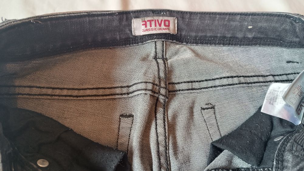 Calças de ganga pretas. Efeito roto. 10 Anos