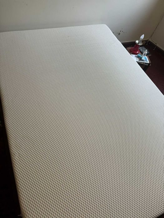 Estrado / base de cama da casal (IKEA) + dois colchões como NOVOS (IKEA)