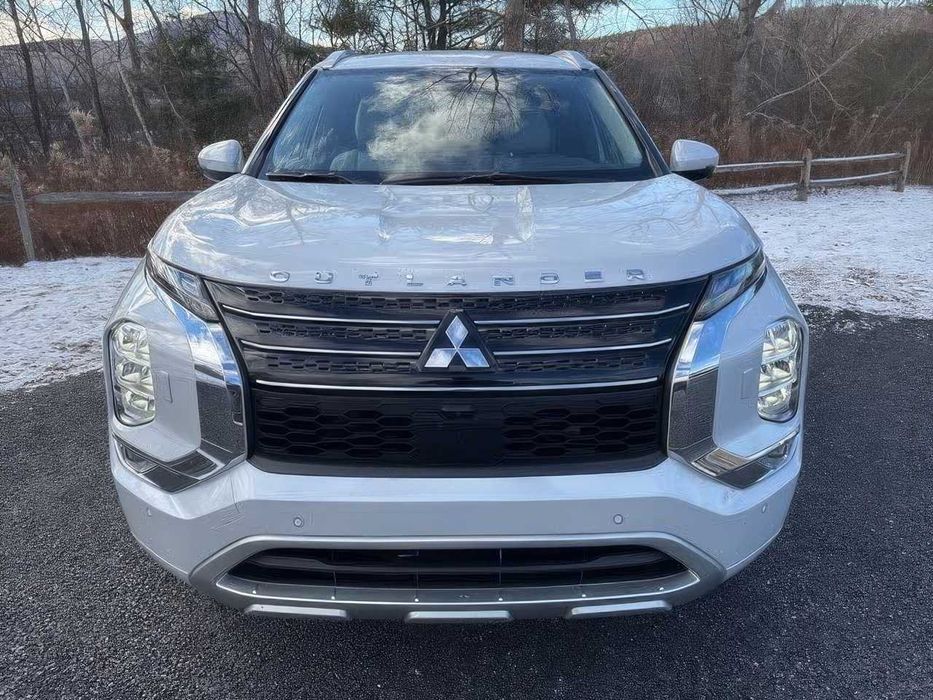 Mitsubishi Outlander      2023