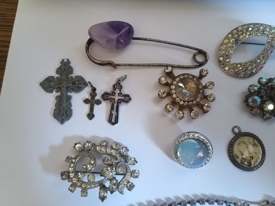 Бижутерия брошки, крестики