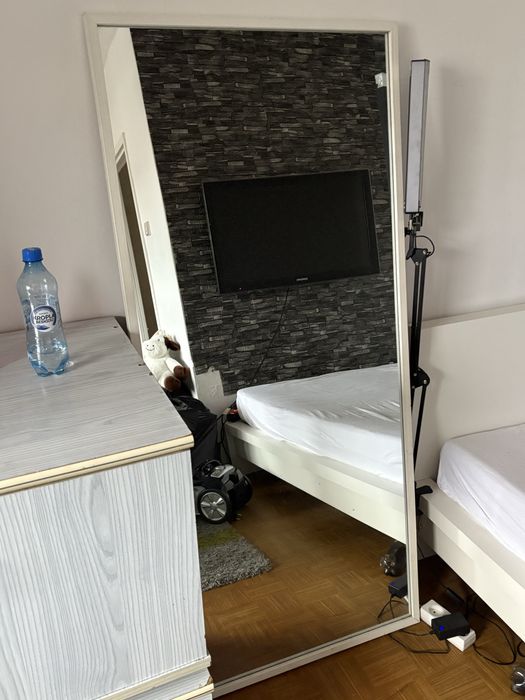 Duże lustro stojące