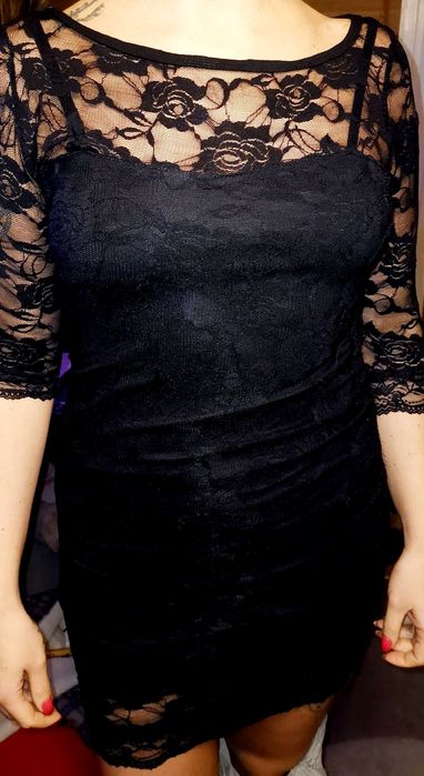 Czarna koronkowa sukienka