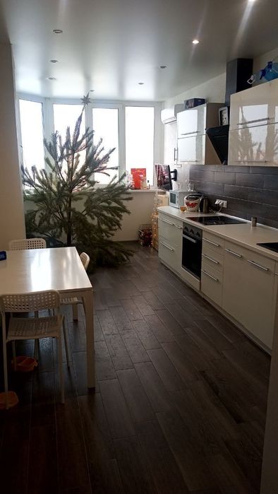 Кімната Позняки для дівчини без власників  є генератор для ліфту