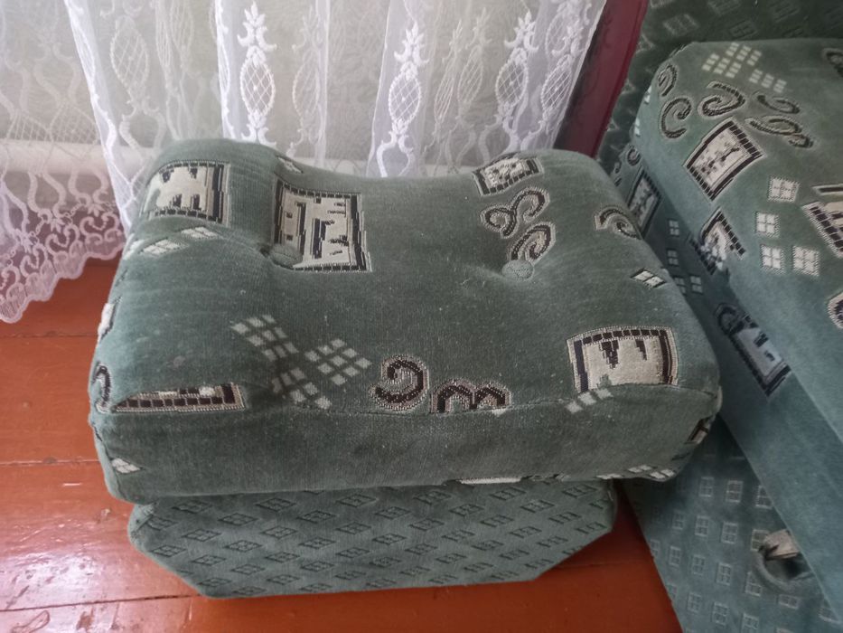 Продам диван-тахта з пуфом та кріслом