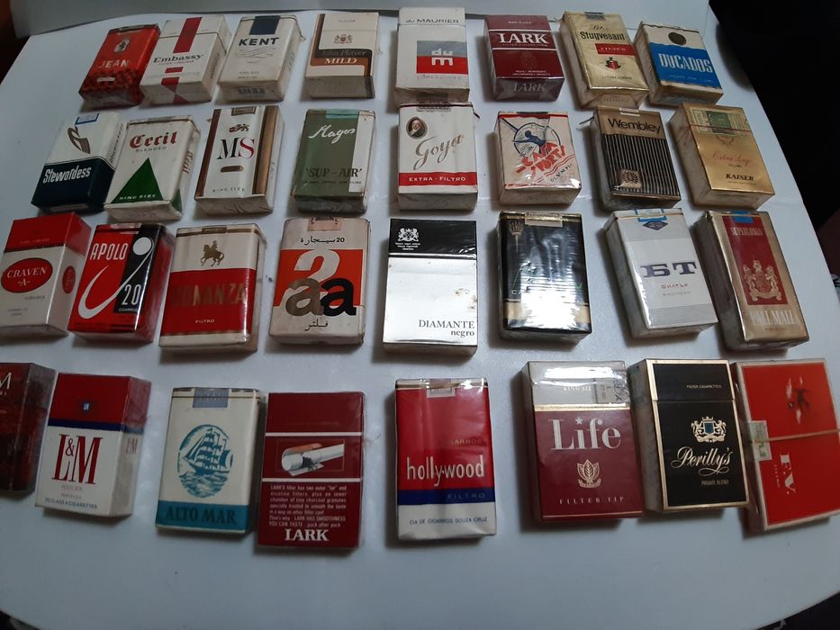 Varios caixas de fumo antigo. 32