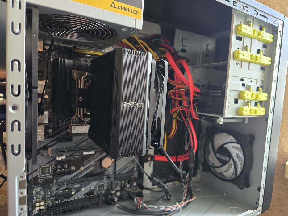Компьютер на  i7-8700, 2х16 RAM без дисків.