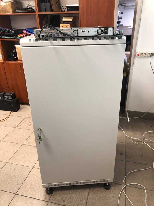15000 грн. Продам сервер Intel Xeon+серверну шафу. Відмінний стан